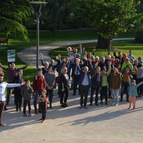 soiree_cloture_defi_familles_a_energie_positive_photo_de_groupe_bd_guillaume_layre-cassou_agglomeration_tlp_.jpg