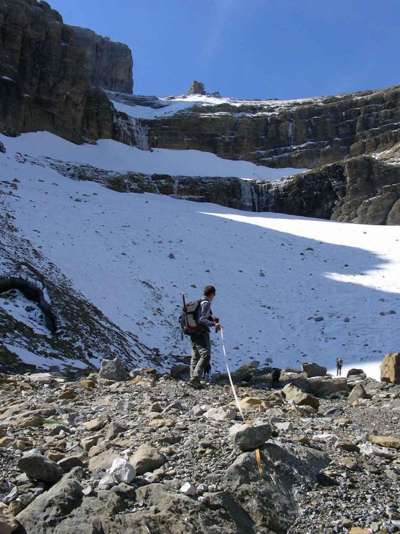 mesure_position_front_au_glacier_du_taillon_gavarnie_assos_moraine_pierre_rene.jpg