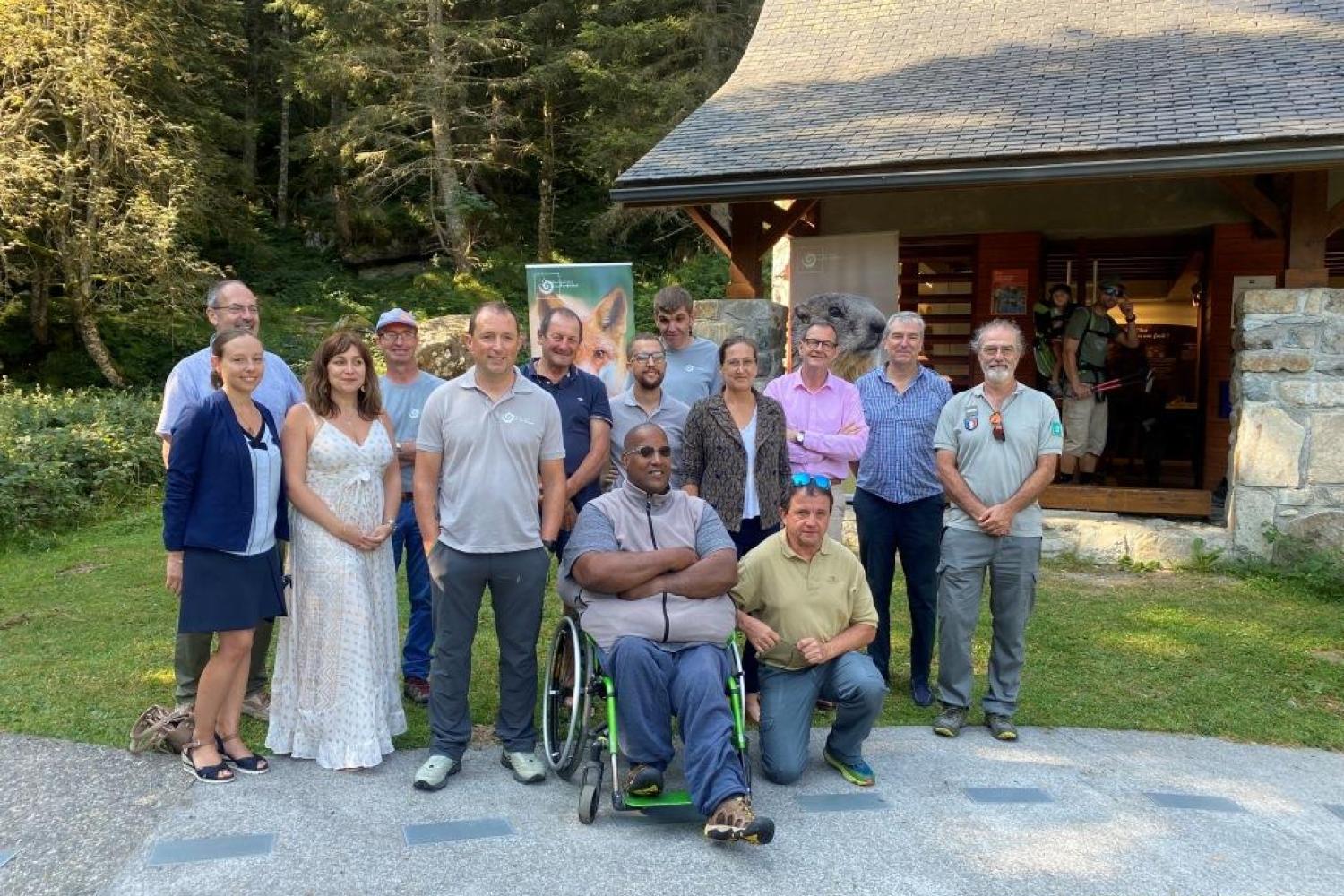 Melina ROTH, Directrice du Parc national, Jean-Pierre CAZAUX, Maire d'Arrens-Marsous, Philippe LAROSE, Directeur du pôle adulte de l'ESAT des 7 vallées, Fabien TULEU, Sous-préfet et référent départemental "Handicap", les équipes de l'ARS et du Parc national, entourant les hôtes du plan d'Aste en cet été 2023