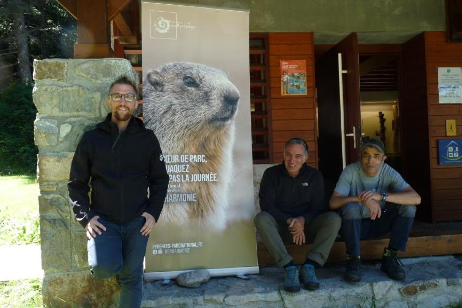 Les hôtes devant le point d'information du plan d'Aste © F. Barbé - Parc national des Pyrénées