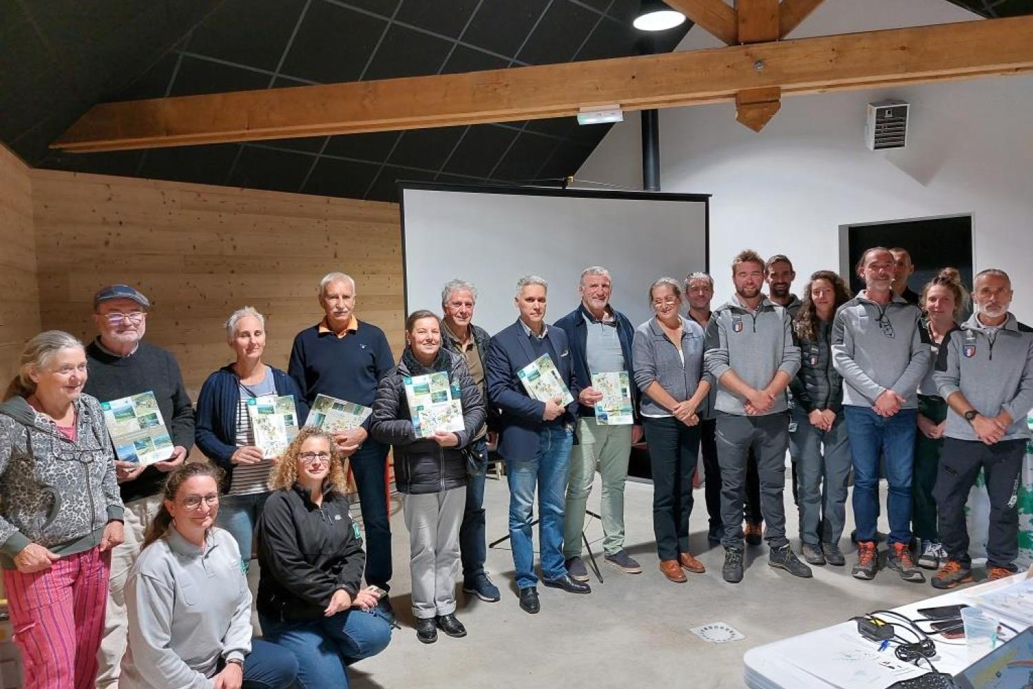 remise du livret de l'ABC aux élus lors de la fête de la biodiversité © M. Hervieu - PNP