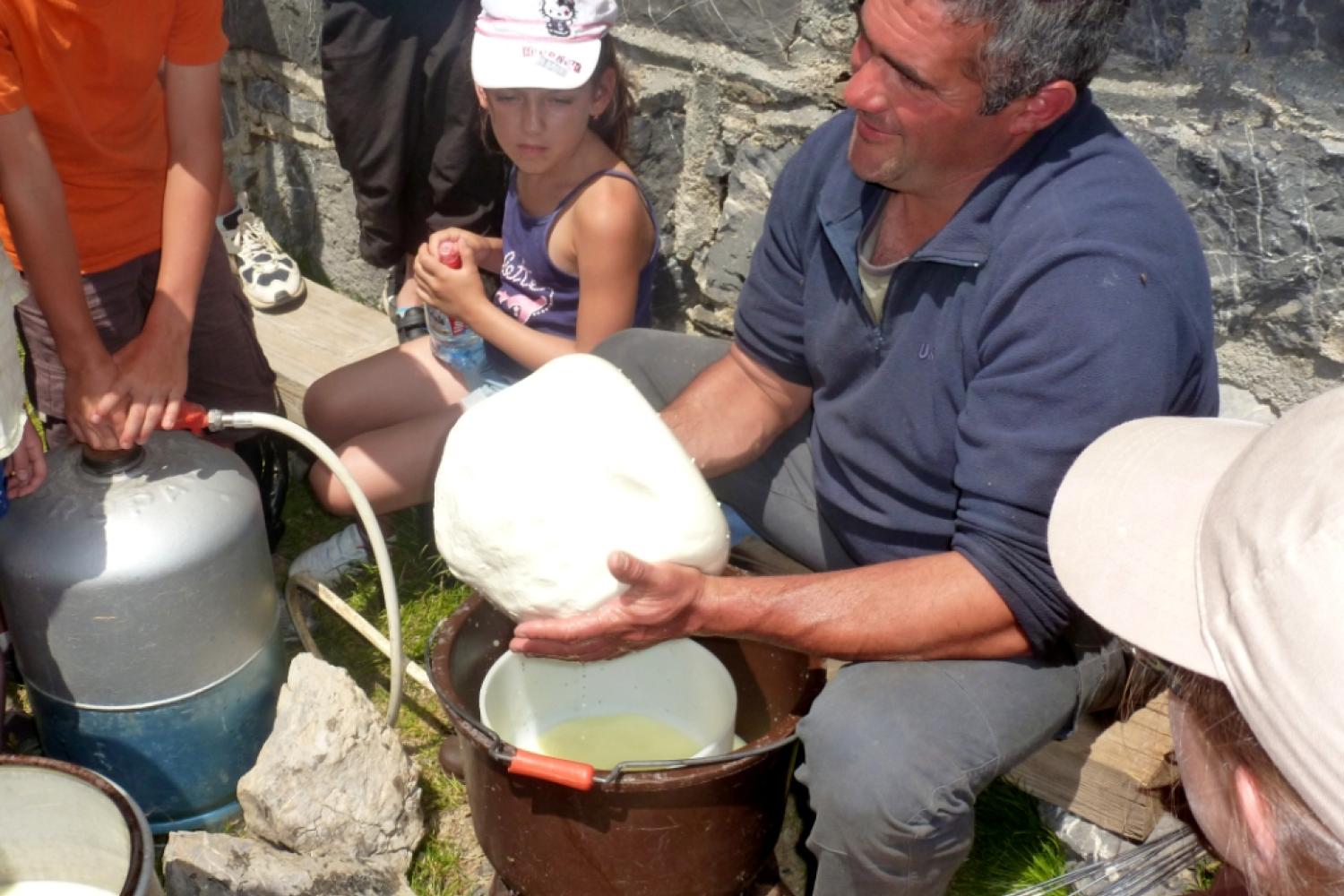 randonnee_pastoralisme_ossau_aneou_fabrication_fromage_bureau_montagne_vallee_ossau_.jpg